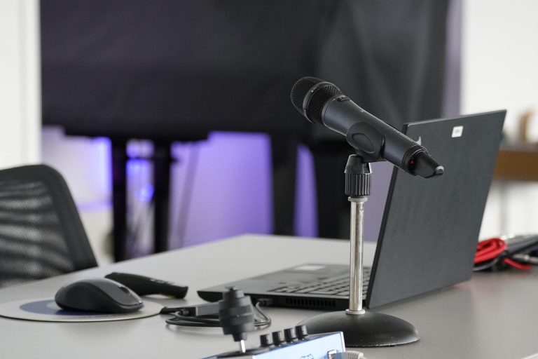 Laptop, conference table, mouse — Content Writing Made Easier With Automated Idea Structuring